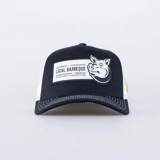 SQRTN x Skogens Pig Hooked Trucker Cap Kolsvart