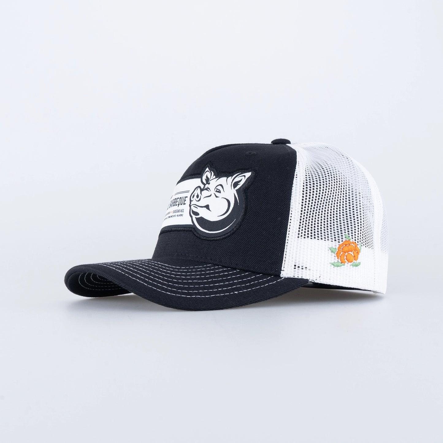 SQRTN x Skogens Pig Hooked Trucker Cap Kolsvart