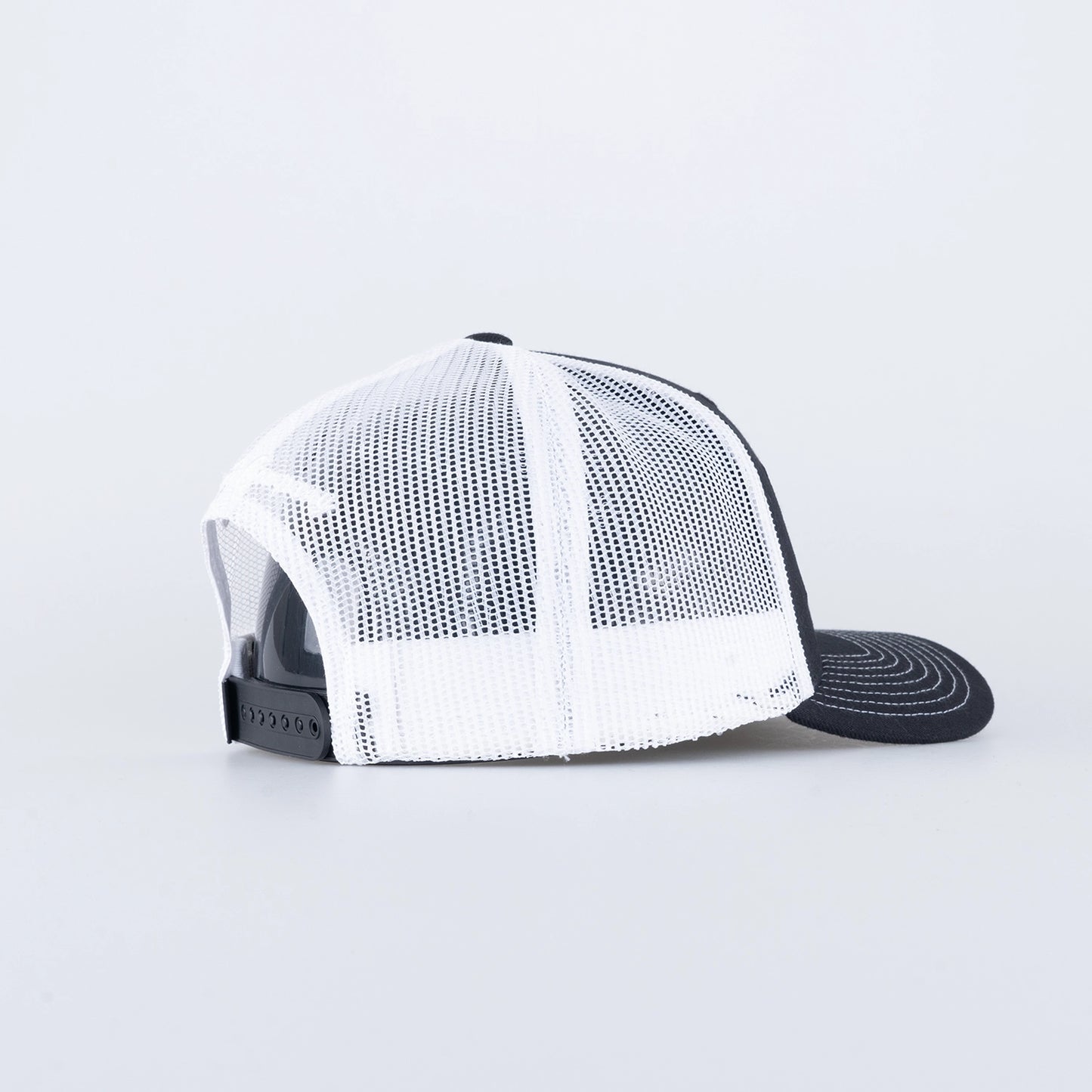 SQRTN x Skogens Pig Hooked Trucker Cap Kolsvart