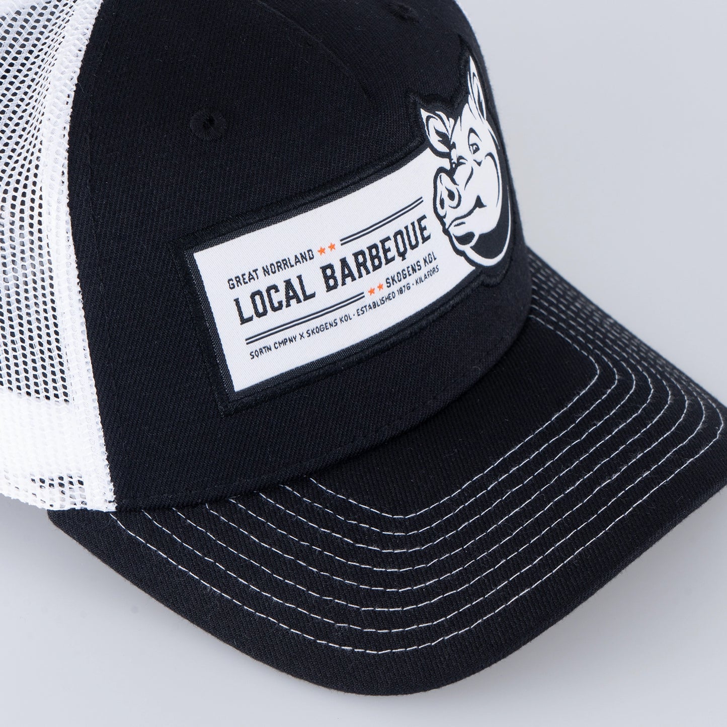 SQRTN x Skogens Pig Hooked Trucker Cap Kolsvart